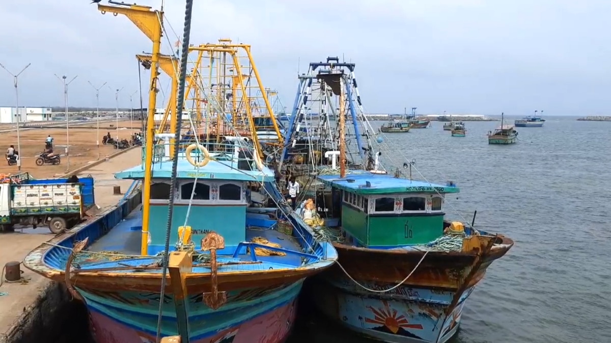 சிறைபிடிக்கப்பட்ட தமிழக மீனவர்கள்; ஆதரவுக்கரம் நீட்ட முன்வந்த தவெகவினர்