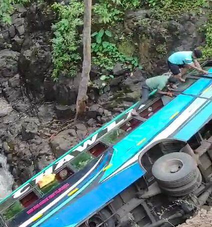 सर्व जखमी प्रवाशांवर लगतच्या सेमाडोह प्राथमिक आरोग्य केंद्रामध्ये उपचार सुरू आहे.