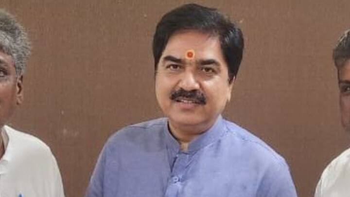 प्रेम शुक्ला बोले कमजोर वो होते हैं जो अतीक अहमद के कुत्ते को सहलाने जाते हैं. वह लोग मजबूत होते हैं, जिनके राज में माफियाओं का नाश होता है.