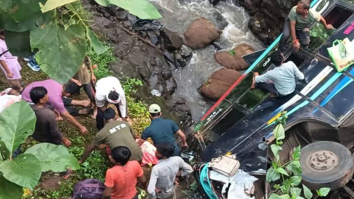 या अपघातात 30 ते 40 प्रवासी जखमी झाले असून तिघांची प्रकृती चिंताजनक आहे.
