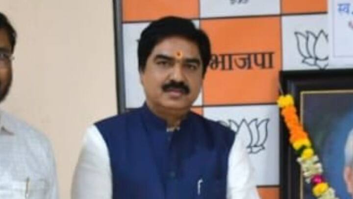 प्रेम शुक्ला ने कहा कि रही बात उन्होंने जो कहा की एनकाउंटर करने वाले लोग कमजोर होते हैं तो उसमें बता दें कि कमजोरी वह होते हैं जो मुख्तार अंसारी की कब्र पर जाते हैं, कमजोर वह होते हैं जो बकरी चोर आजम खान के चरण पखारते हैं.