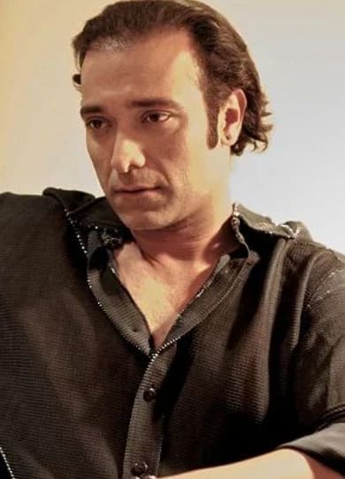 पुरु राजकुमार का जन्म मुंबई में 30 मार्च 1970 को हुआ था. उनका पूरा नाम पुरु राव पंडित है लेकिन फिल्मों में आने के दौरान उन्होंने अपना सक्रीन नाम चेंज कर दिया था.