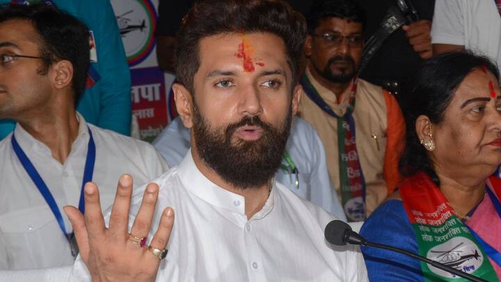 विधानसभा चुनाव को लेकर चिराग बोले कि उनकी पार्टी पलामू में 29 सितंबर को कार्यक्रम आयोजन करेगी, उसके बाद धनबाद में और फिर 6 अक्टूबर को जमशेदपुर में भी कार्यक्रम का आयोजन करेगी. इन्हीं कार्यक्रमों के साथ पार्टी यह भी तय करेगी कि वह किस दिशा में जाना चाहती है.