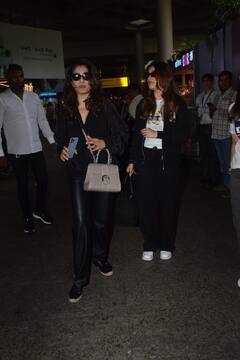 बेटी राशा के साथ ऑल ब्लैक लुक में एयरपोर्ट पर स्पॉट हुईं रवीना टंडन, फैंस बोले - ‘ये तो ट्विन्स हैं’