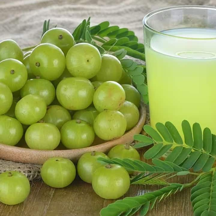 Chewing dry Indian gooseberry in the mouth gives a lot of relief in problems like frequent vomiting and indigestion during pregnancy.