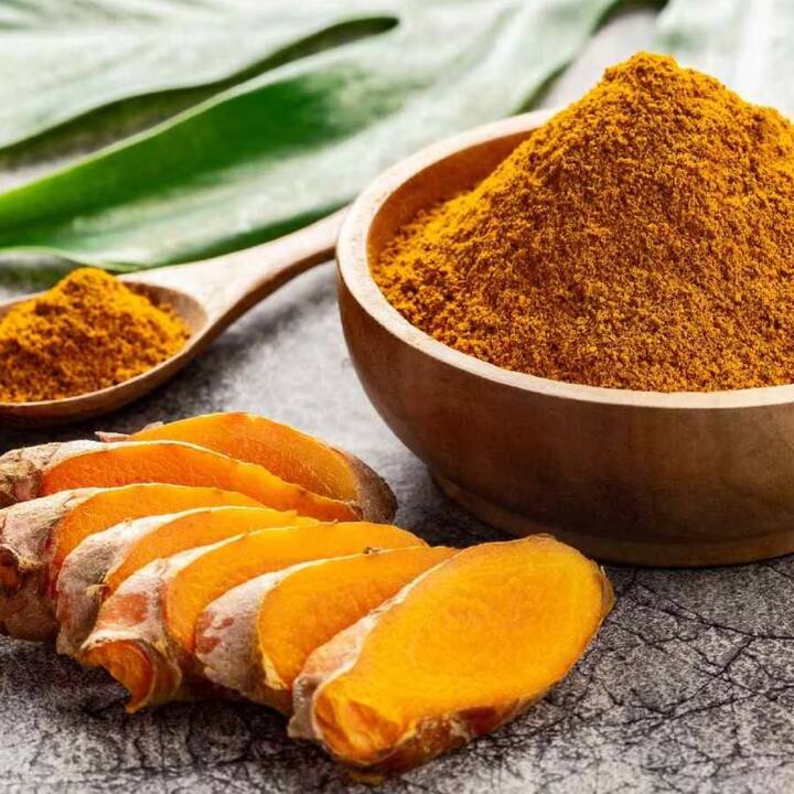 ਕੀ ਤੁਸੀਂ ਜਾਣਦੇ ਹੋ ਕਿ ਹਲਦੀ ਦਾ ਪਾਣੀ ਵੀ ਸਿਹਤ ਲਈ ਬਹੁਤ ਫਾਇਦੇਮੰਦ ਹੁੰਦਾ ਹੈ। ਇਹ ਇੱਕ ਪ੍ਰਾਚੀਨ ਆਯੁਰਵੈਦਿਕ ਉਪਚਾਰ ਹੈ। ਇਸਦੀ ਵਰਤੋਂ ਕਈ ਬਿਮਾਰੀਆਂ ਅਤੇ ਸਮੱਸਿਆਵਾਂ ਦੇ ਇਲਾਜ ਲਈ ਕੀਤੀ ਜਾਂਦੀ ਹੈ।