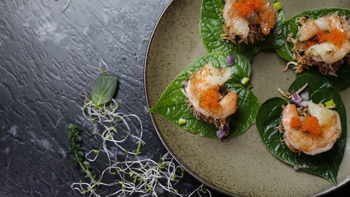 ভারতীয় সংস্কৃতি অনুযায়ী, খাওয়ার পর পান খাওয়ার চল রয়েছে। হার্টের আকারের এই পাতা একাধিক আয়ুর্বেদিক ওষুধ তৈরিতেও সাহায্য করে। এছাড়াও স্বাস্থ্যের ক্ষেত্রে একাধিক উপকারিতা রয়েছে।