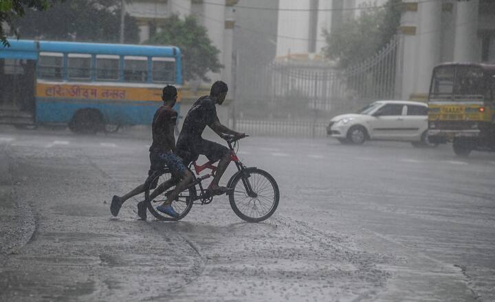 কলকাতায়  বুধ ও বৃহস্পতিবার বৃষ্টির সম্ভাবনা বেশি। আংশিক মেঘলা আকাশ পরে মেঘলা আকাশ থাকার সম্ভাবনা।