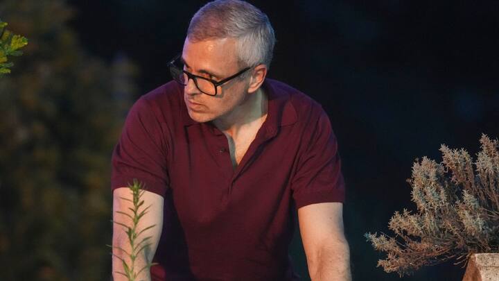 जम्मू कश्मीर विधानसभा चुनाव का एक चरण पूरा हो चुका है. चुनाव प्रचार के दौरान ही जम्मू कश्मीर के पूर्व मुख्यमंत्री और नेशनल कॉन्फ्रेंस नेता उमर अब्दुल्ला ने महबूबा मुफ्ती पर जमकर निशाना साधा और उन्हें भाजपा की B-टीम बता दिया.