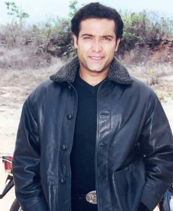 जब पुरु राज कुमार के साथ विवाद भी जुड़ा था. दरअसल जब वे सिर्फ 23 साल के थे और एक्टर भी नहीं बने थे, तब उन्हें मुंबई के बांद्रा में फुटपाथ पर सो रहे आठ लोगों को कुचलने के बाद नशे में गाड़ी चलाने के मामले में गिरफ्तार किया गया था.