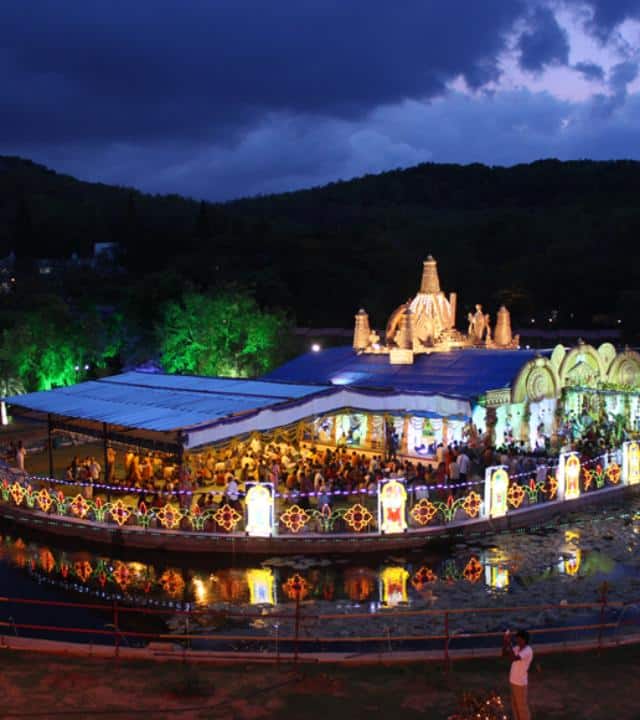 आंध्र प्रदेश के तिरुमाला तिरुपति मंदिर के प्रसाद में मिलावट को लेकर चल रहे विवाद के बीच ज्योतिषपीठ के शंकराचार्य स्वामी अविमुक्तेश्वरानंद सरस्वती जी की भी प्रतिक्रिया आई है. वह इस बात से बेहद नाराज हैं कि अभी तक जांच के लिए टीम क्यों नहीं बनाई गई. अविमुक्तेशवरानंद सरस्वती ने एसआईटी टीम बनाए जाने से पहले यह बात कही थी.