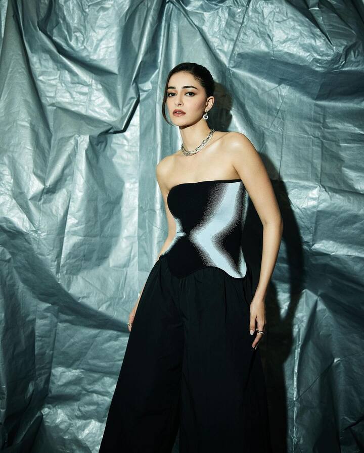 બોલીવૂડ અભિનેત્રી અનન્યા પાંડે તેના ગ્લેમરસ અંદાજથી ચાહકોને દિવાના બનાવે છે. અનન્યા પાંડે દરરોજ નવા લૂકમાં તસવીરો શેર કરતી રહે છે.