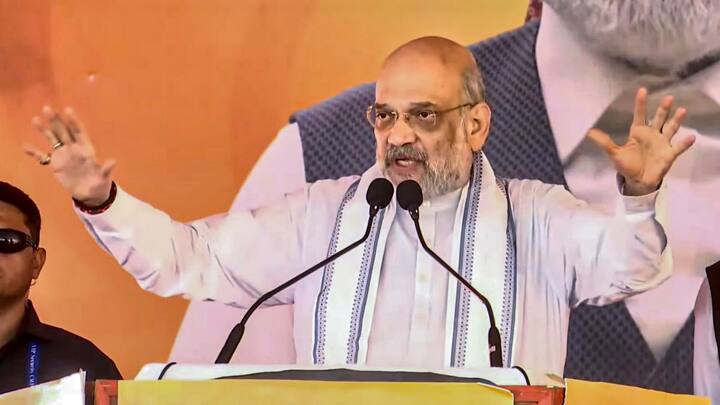 शाह ने रैली के दौरान जनता से पूछा कि क्या ऐसे लोगों को नेतृत्व देना चाहिए. जब से नरेंद्र मोदी की सरकार आई है आतंकवादियों को चुन-चुनकर साफ किया गया है. उनके पास भविष्य के विकास का एजेंडा भी है. इस समय सभी के पास 5 लाख का गोल्डन कार्ड है और आगे चलकर यह 5 लाख का कार्ड 10 लाख का होने वाला है.