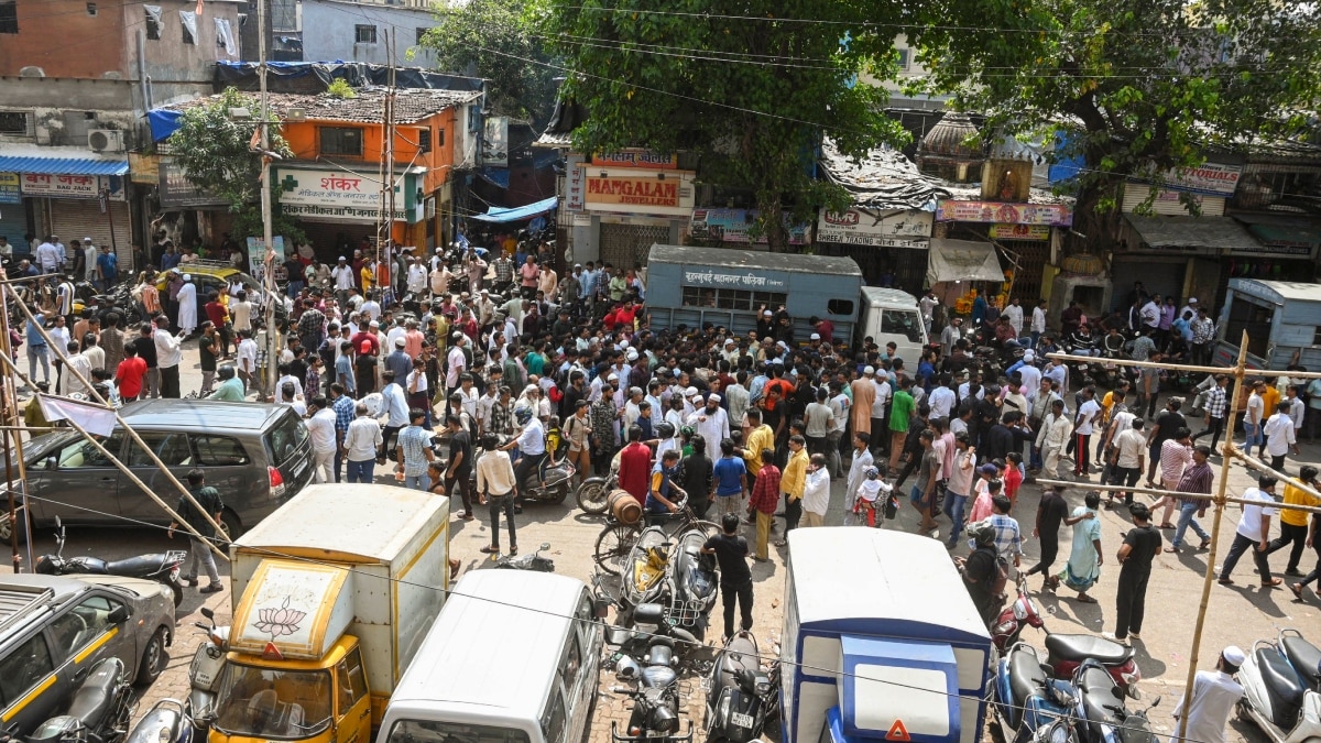 Dharavi Masjid: कैसे शुरू हुआ धारावी मस्जिद मामले में हंगामा? थाने के बाहर बैठ गए थे हजारों लोग, पुलिस बल तैनात