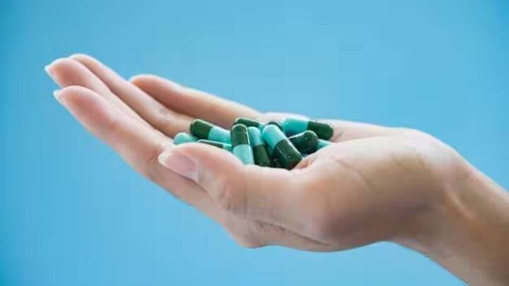 ਵਾਰ-ਵਾਰ ਐਂਟੀਬਾਇਓਟਿਕਸ ਲੈਣ ਦੇ ਨੁਕਸਾਨ: 1. ਸਰੀਰ ਵਿੱਚੋਂ ਚੰਗੇ ਬੈਕਟੀਰੀਆ ਖ਼ਤਮ ਹੋ ਜਾਣਗੇ। 2. ਮਤਲੀ, ਪੇਟ ਦਰਦ ਜਾਂ ਦਸਤ ਹੋ ਸਕਦੇ ਹਨ। 3. ਔਰਤਾਂ ਵਿੱਚ ਯੋਨੀ ਇੰਫੈਕਸ਼ਨ ਦਾ ਖਤਰਾ. 4. ਕਿਡਨੀ ਖਰਾਬ ਹੋ ਸਕਦੀ ਹੈ। 5. ਮੂੰਹ ਅਤੇ ਜੀਭ 'ਤੇ ਛਾਲੇ, ਸਕਿਨ ਐਲਰਜੀ ਆਦਿ 6. ਪਾਚਨ ਸਮੱਸਿਆਵਾਂ 8. ਹੱਡੀਆਂ ਕਮਜ਼ੋਰ ਹੋ ਸਕਦੀਆਂ ਹਨ