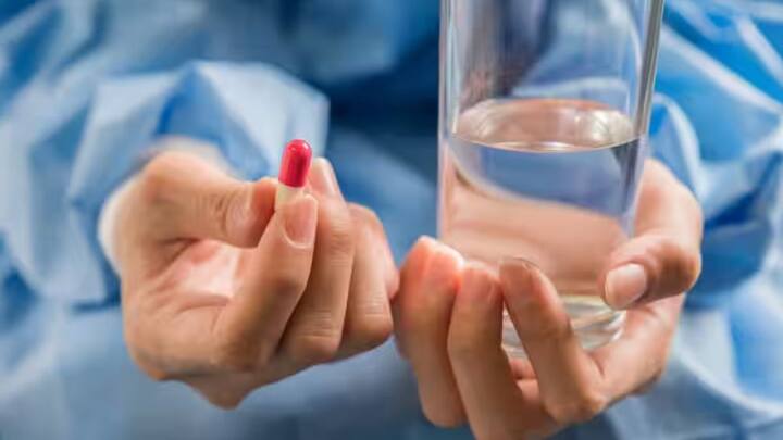 ਵਾਰ-ਵਾਰ ਦਵਾਈਆਂ ਲੈਣ ਨਾਲ ਐਂਟੀਬਾਇਓਟਿਕ ਪ੍ਰਤੀਰੋਧ ਵਧ ਸਕਦਾ ਹੈ। ਜਿਸ ਨਾਲ ਸਰੀਰ ਵਿੱਚ ਬੈਕਟੀਰੀਆ ਦੇ ਖਿਲਾਫ ਐਂਟੀਬਾਇਓਟਿਕਸ ਦਵਾਈਆਂ (Antibiotic Medicines) ਬੇਅਸਰ ਹੋ ਜਾਂਦੀਆਂ ਹਨ। ਇਸ ਤੋਂ ਬਾਅਦ ਤੁਸੀਂ ਜਿੰਨੀ ਮਰਜ਼ੀ ਦਵਾਈ ਲਓ, ਉਸ ਦਾ ਤੁਹਾਡੇ 'ਤੇ ਕੋਈ ਅਸਰ ਨਹੀਂ ਹੋਵੇਗਾ। ਇਸ ਨਾਲ ਕਿਸੇ ਵੀ ਬੀਮਾਰੀ ਦਾ ਇਲਾਜ ਕਰਨਾ ਮੁਸ਼ਕਲ ਹੋ ਜਾਵੇਗਾ।