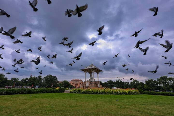 একদিকে পশ্চিম ভারত থেকে ধীরে ধীরে বর্ষার বিদায় পর্ব শুরু হচ্ছে। আরেক দিকে বঙ্গোপসাগরে ঘনাচ্ছে নিম্নচাপ।