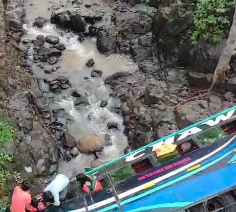 मेळघाटमधील वळण रस्त्यावर चालकाचे नियंत्रण सुटल्याने बस लगतच्या पुलाखाली कोसळली.