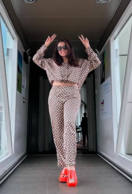 ਦਰਅਸਲ, ਯੂਪੀ ਦੇ ਆਜ਼ਮਗੜ੍ਹ 'ਚ ਜਦੋਂ ਭੋਜਪੁਰੀ ਸਟਾਰ ਅਕਸ਼ਰਾ ਸਿੰਘ ਸਟੇਜ 'ਤੇ ਪਰਫਾਰਮ ਕਰ ਰਹੀ ਸੀ ਤਾਂ ਉਸ ਸਮੇਂ ਵੱਡਾ ਹੰਗਾਮਾ ਹੋਇਆ। ਜਦੋਂ ਅਕਸ਼ਰਾ ਡਾਂਸ ਕਰਨ ਲੱਗੀ ਤਾਂ ਕੁਝ ਬਦਮਾਸ਼ਾਂ ਨੇ ਸਟੇਜ 'ਤੇ ਜੁੱਤੀਆਂ ਅਤੇ ਚੱਪਲਾਂ ਸੁੱਟਣੀਆਂ ਸ਼ੂਰੁ ਕਰ ਦਿੱਤੀਆਂ। ਇਸ ਤੋਂ ਨਾਰਾਜ਼ ਅਕਸ਼ਰਾ ਨੇ ਪ੍ਰੋਗਰਾਮ ਨੂੰ ਰੋਕਣ ਦਾ ਫੈਸਲਾ ਕੀਤਾ।