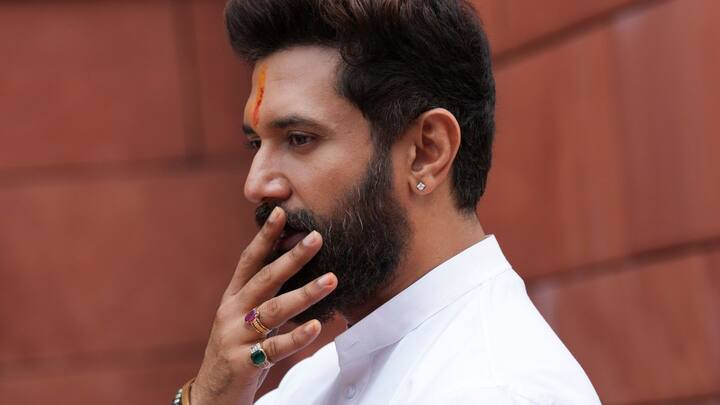 रांची हवाई अड्डे पर उतरते ही चिराग पासवान ने कहा कि उनकी पार्टी अपने संगठन के क्षमता को मजबूत करने में लगी हुई है और आने वाले झारखंड विधानसभा चुनाव के लिए कई कार्यक्रमों का आयोजन भी करेगी.