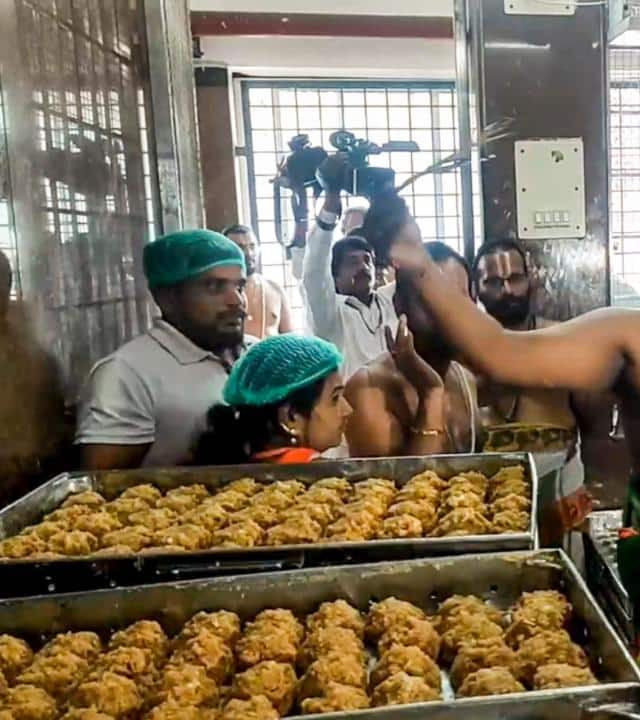 प्रसादम की क्वालिटी का पता करने के लिए लड्डू में उपयोग होने वाली घी को गुजरात के नेशनल डेयरी डेवलॉपमेंट बोर्ड (NDDB) की एक प्रयोगशाला में भेजा गया. जब रिपोर्ट सामने आई तो पता चला कि घी में जानवरों की चर्बी के सैंपल और कई अशुद्धियां मिली हैं. इस रिपोर्ट को तेलुगु देशम पार्टी (TDP) ने 20 सितंबर को जारी किया था.