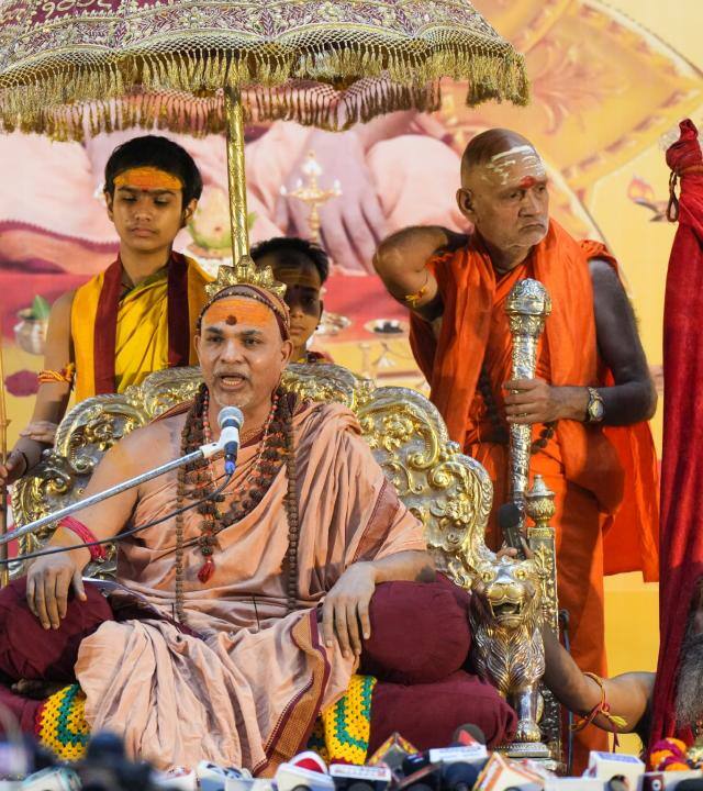 उन्होंने कहा, 'आप इसे छोटा मामला समझ रहे हो. अभी तक तो जांच भी शुरु हो जानी चाहिए थी. क्या हो रहा है ये, इतनी देर क्यों लगाई जा रही है? करोड़ों हिंदुओं की पवित्रता को भंग करने का प्रयास किया जा रहा है. '