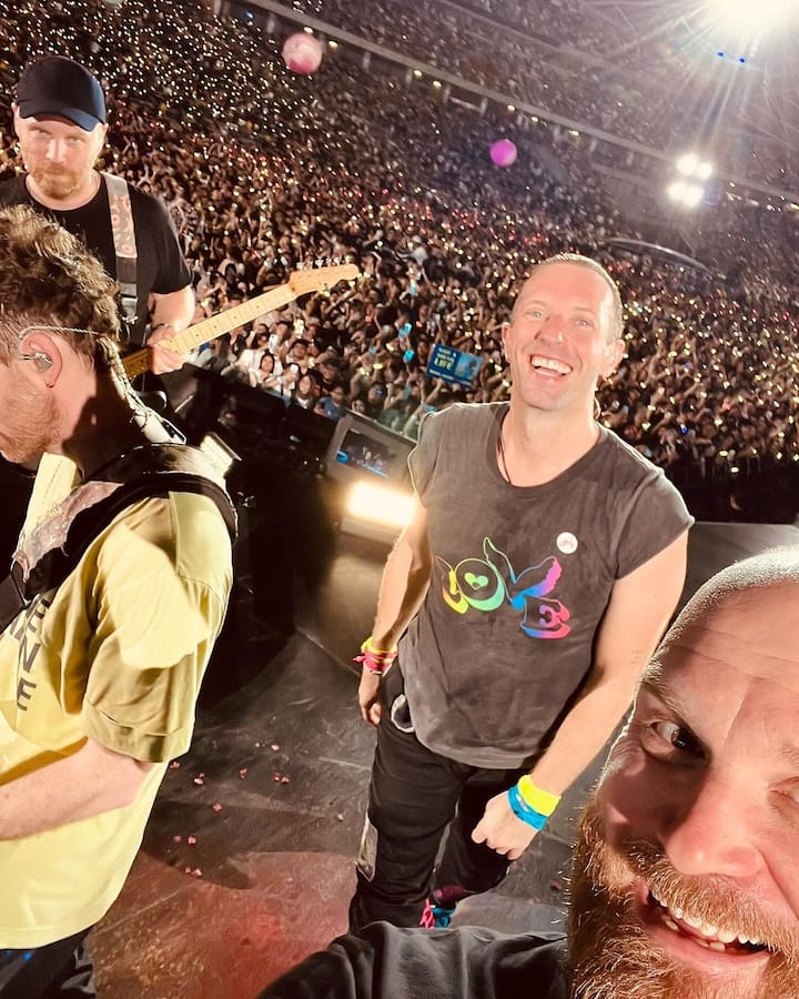 कोल्डप्ले बैंड में कौन कौन है (coldplay artist name) -- 4 मेंबर्स के इस रॉकबैंड में लीड वोकलिस्ट क्रिस मार्टिन हैं तो वहीं जॉनी बकलैंड गिटारिस्ट के तौर पर लोगों को लुभाते हैं. गाय बेरी बेसिस्ट और विल चैंपियन ड्रमर की भूमिका में हैं. इस ग्रुप में मैनेजर के तौर पर फिल हार्वी हैं और उन्हें कोल्डप्ले का अदृश्य सदस्य भी कहा जाता है.