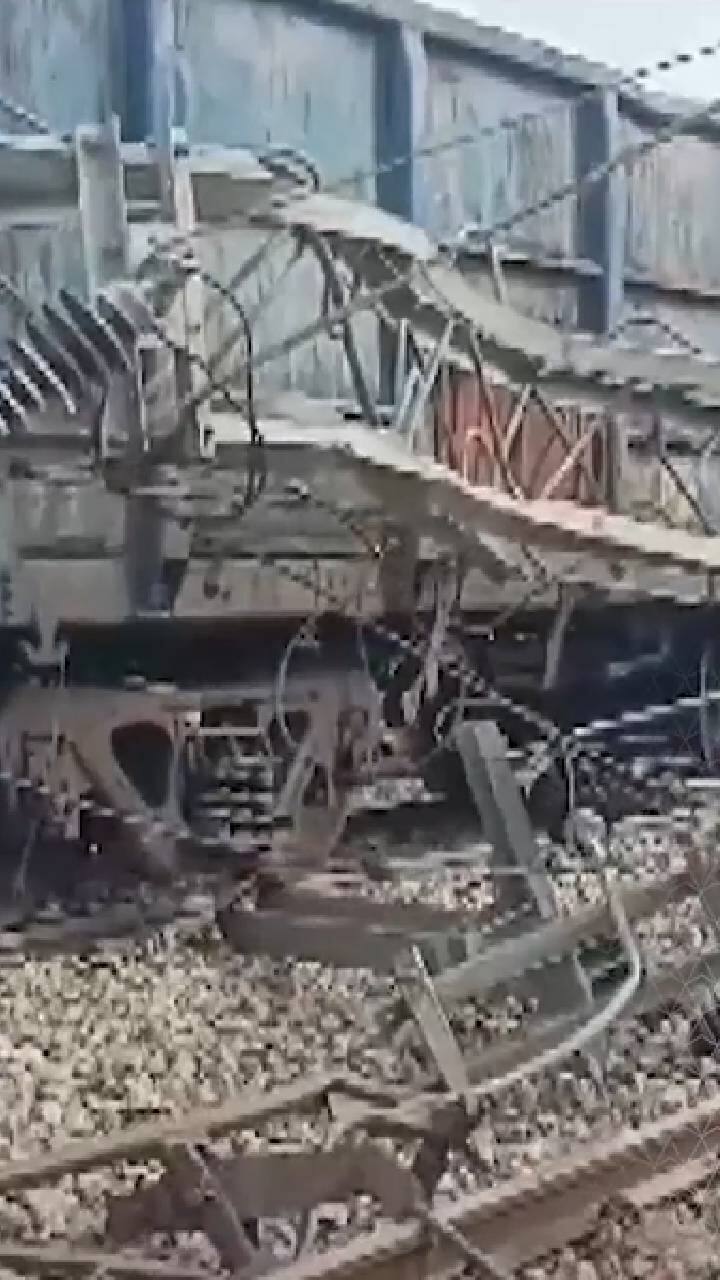 पटरी से उतरी मालगाड़ी ट्रेन, West Bengal में हादसा | Jalpaiguri District | ABP Shorts