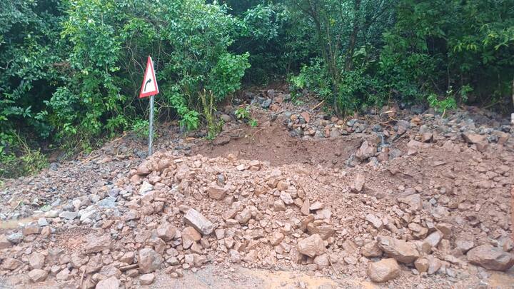 भुईबावडा घाटात तब्बल १२ ठिकाणी दरडी कोसळल्या आहेत. तर दोन ठिकाणी संरक्षक भिंती कोसळल्याने वाहतूक बंद करण्यात आली.