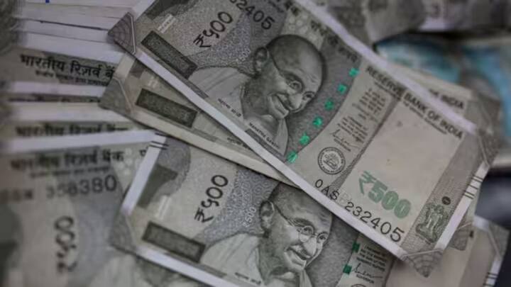 ਤੁਸੀਂ ਇਸ ਸਕੀਮ ਵਿੱਚ 1 ਸਾਲ, 2 ਸਾਲ, 3 ਸਾਲ ਅਤੇ 5 ਸਾਲ ਤੱਕ ਨਿਵੇਸ਼ ਕਰ ਸਕਦੇ ਹੋ। 1 ਸਾਲ ਲਈ ਤੁਹਾਨੂੰ 6.9 ਪ੍ਰਤੀਸ਼ਤ ਵਿਆਜ ਮਿਲੇਗਾ, 2 ਅਤੇ 3 ਸਾਲਾਂ ਲਈ ਤੁਹਾਨੂੰ 7 ਪ੍ਰਤੀਸ਼ਤ ਵਿਆਜ ਮਿਲੇਗਾ ਜਦਕਿ 5 ਸਾਲ ਦੇ ਨਿਵੇਸ਼ 'ਤੇ ਤੁਹਾਨੂੰ 7.5 ਪ੍ਰਤੀਸ਼ਤ ਵਿਆਜ ਮਿਲੇਗਾ। ਜੇਕਰ ਤੁਸੀਂ 5 ਸਾਲਾਂ ਲਈ 5 ਲੱਖ ਰੁਪਏ ਦਾ ਨਿਵੇਸ਼ ਕਰਦੇ ਹੋ। ਇਸ ਲਈ 5 ਸਾਲ ਬਾਅਦ ਤੁਹਾਨੂੰ 7.5 ਫੀਸਦੀ ਦੀ ਵਿਆਜ ਦਰ 'ਤੇ 2,24,974 ਰੁਪਏ ਦਾ ਵਿਆਜ ਮਿਲੇਗਾ। ਮਤਲਬ ਕੁੱਲ ਰਕਮ 7,24,974 ਰੁਪਏ ਹੋ ਜਾਵੇਗੀ।