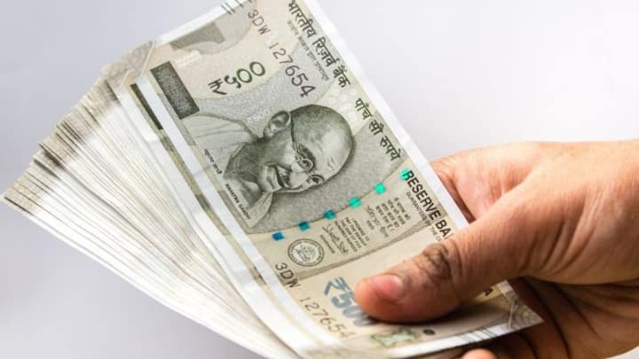 কিন্তু অনেকক্ষেত্রেই দেখা যায় যে ইপিএফ অ্যাকাউন্ট থেকে টাকা তোলার জন্য আবেদন করলেও সেই আবেদন খারিজ হয়ে যায়।  ছবি- পিটিআই