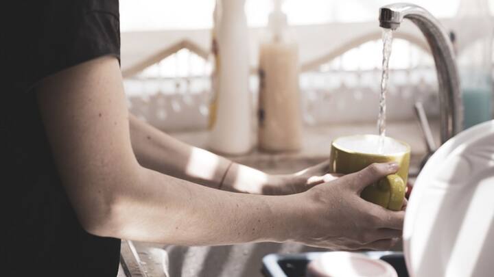 কিন্তু বাসন মাজতে কখনও কাপড় কাচার ডিটারজেন্ট পাউডার ব্যবহার উচিত নয় বলে মত বিশেষজ্ঞদের। তাঁদের মতে, কাপড় কাচার ডিটারজেন্ট পাওডারে এমন কিছু রাসায়নিক উপাদান থাকে, যা কোনও ভাবেই পেটে যাওয়া উচিত নয়।