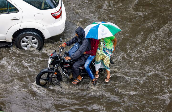 भारतीय मौसम विज्ञान विभाग (आईएमडी) ने आगामी सप्ताह के दौरान तटीय और उत्तर कर्नाटक के अंदरुनी इलाकों, महाराष्ट्र, गोवा, मध्य, पूर्व और उत्तरपूर्व भारत में बहुत भारी से अत्यधिक भारी बारिश का अनुमान जताया है.