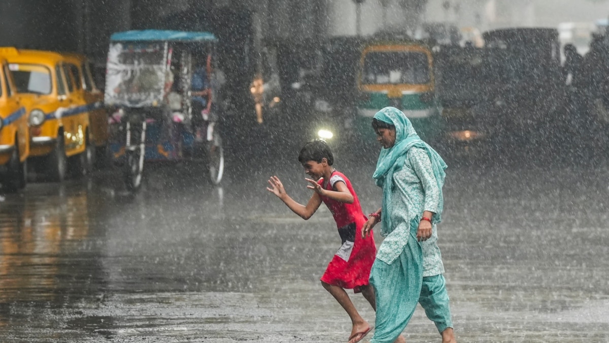 Weather Tomorrow In UP: यूपी के इन इलाकों में बारिश के आसार, गरज सकते हैं बादल, जानें- अपने जिले का हाल