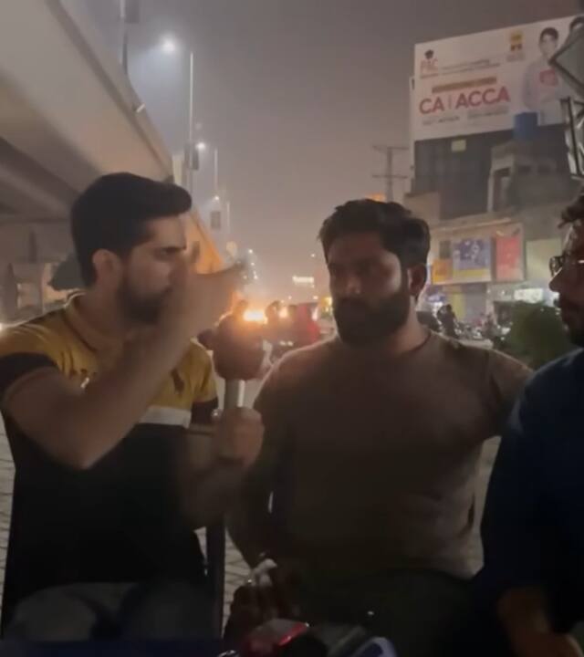 एक और पाकिस्तानी ने कहा कि जब तक हम रूल ऑफ लॉ तैयार नहीं करेंगे तब तक हमारा मुल्क आगे नहीं बढ़ सकता. उन्होंने कहा कि देश की पार्लियामेंट एक होने के बाद ही भीख मांगने का सिस्टम खत्म होगा.