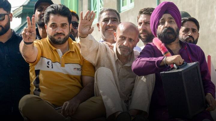 इंजीनियर राशिद का कहना है कि फारूक अब्दुल्ला ने भी यह कहा था कि वह अनुच्छेद 370 को वापस लाने के लिए गांधीवादी तरीके का इस्तेमाल करेंगे, लेकिन ना तो उन्होंने कोई भूख हड़ताल की ना ही उन्होंने एक भी दिन शांतिपूर्वक हड़ताल करने के लिए किसी से कहा. न ही वह हुर्रियत नेता सैयद अली शाह गिलानी को इसका विकल्प दे सके.