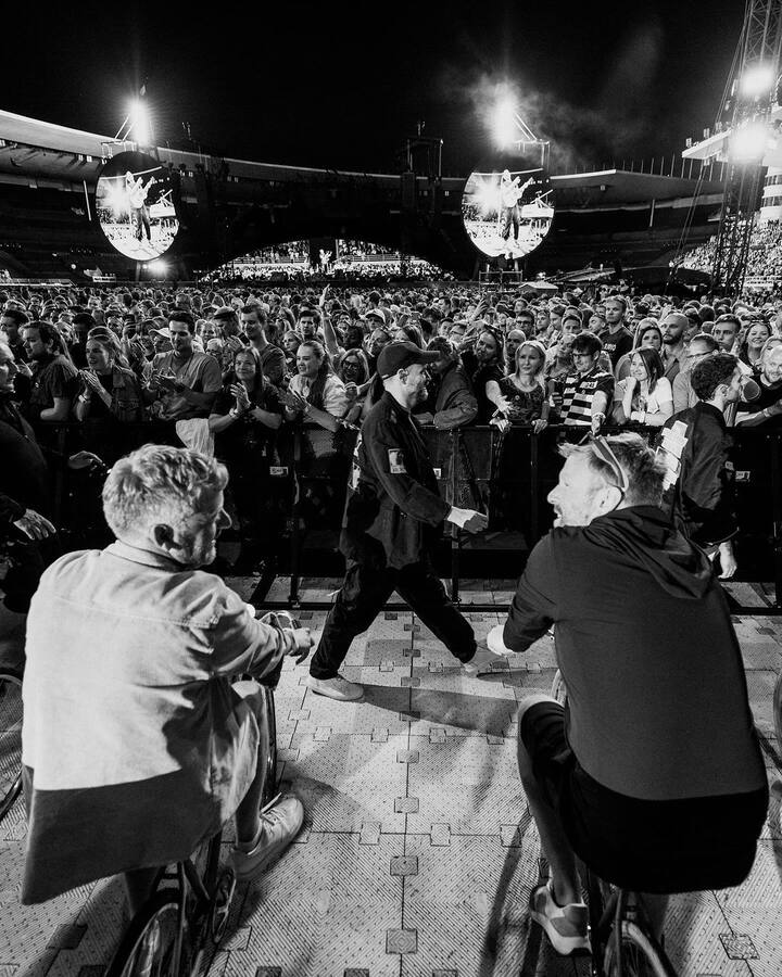 कोल्डप्ले के लिए क्रेजी, साइट्स क्रैश दरअसल दिलजीत दोसांझ के दिल-लुमिनाटी इंडिया टूर की शुरुआत 26 अक्टूबर से होने जा रही है. इस शो के लिए फैन्स की दीवानगी हर कोई देख ही रहा था कि इस बीच कोल्डप्ले की तरफ से मुंबई में लाइव कॉन्सर्ट का ऐलान कर दिया. कोल्डप्ले के कॉन्सर्ट के लिए 22 सितंबर से टिकट बुकिंग भी शुरू की गई थी लेकिन इस बैंड के लिए इतना क्रेज दिखा कि टिकट बुकिंग साइट्स के सर्वर भी क्रैश होते दिखे.