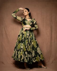 Sreemukhi : బ్యూటీఫుల్ లెహంగాలో శ్రీముఖి.. బతుకమ్మ ఫెస్టివల్​కి ఈ తరహా డ్రెస్ వేసుకుంటే సూపర్ ఉంటాది