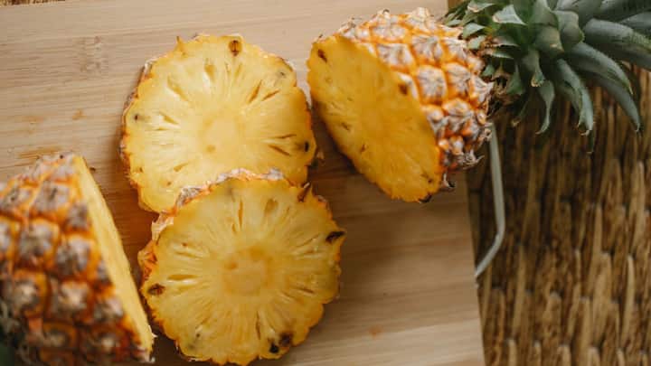 स्वप्नात अननस खाणं : जर तुम्ही स्वप्नात अननस खाताना पाहिलं असेल तर याचा अर्थ असा आहे की, तुम्हाला सुरुवातीला कोणत्याही कामात अडचण येईल आणि नंतर तेच काम सहज पूर्ण होईल. तुम्हाला लवकरच अमाप संपत्ती मिळेल आणि पैशामुळे तुमचं कोणतंही काम थांबणार नाही.