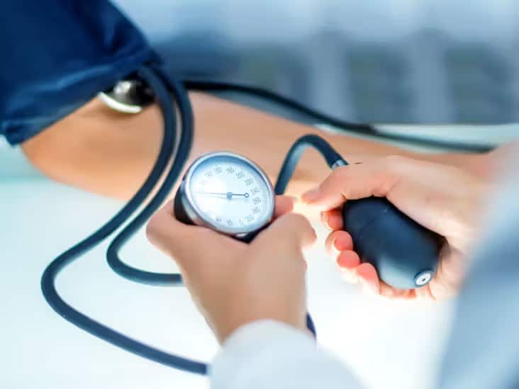 never ignore low blood pressure control naturally Low Blood Pressure: ਘੱਟ ਬੀਪੀ ਨੂੰ ਨਾਂ ਕਰੋ ਨਜ਼ਰਅੰਦਾਜ਼ ਹੋ ਸਕਦਾ ਹੈ ਖਤਰਨਾਕ, ਇਹ ਚੀਜਾਂ ਖਾ ਕੇ ਕਰੋ ਕੰਟਰੋਲ
