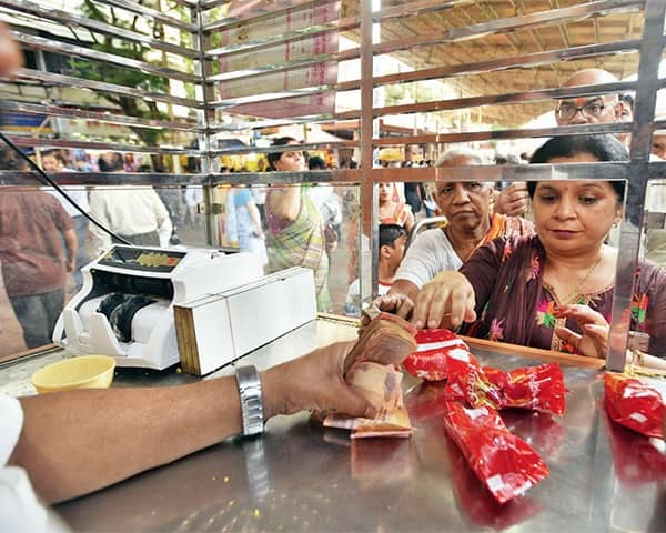 सणासुदीच्या काळात प्रसादाची मागणी वाढते. प्रयोगशाळेच्या चाचणी अहवालानुसार, हे लाडू सात ते आठ दिवस साठवता येतात.