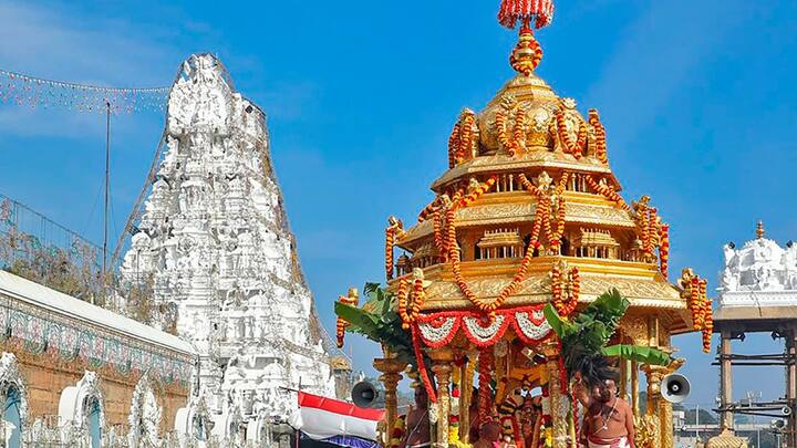 तिरुपति मंदिर में लड्डुओं के अलावा खाना भी बनाया जाता है जो साउथ इंडियन होता है. ये खाना पूरी तरह से शाकाहारी होता है.