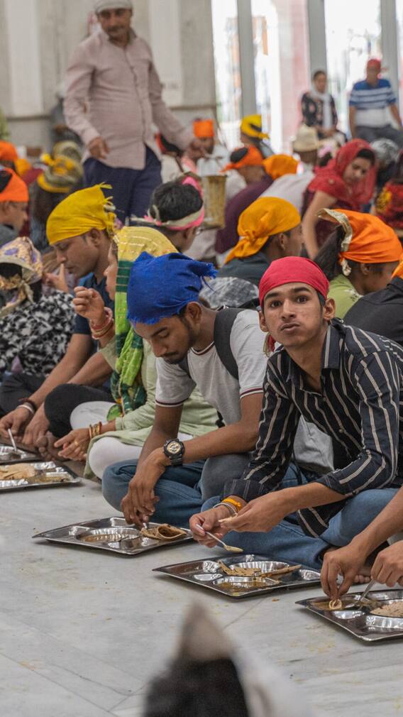 दिल्ली के बंगला साहिब गुरुद्वारे में हर दिन कितने लोग खाते हैं लंगर? जानकर चौंक जाएंगे