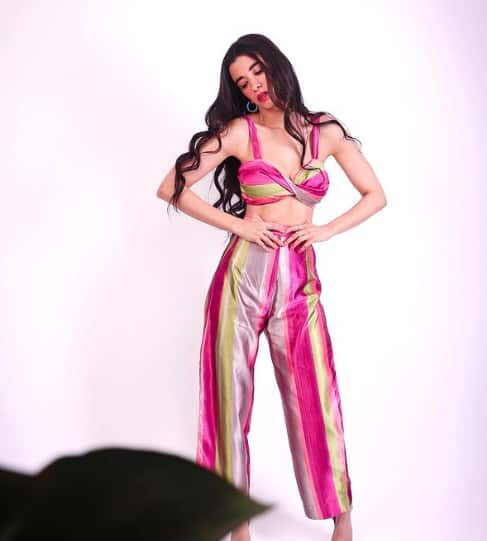 सबा मल्टीटैलेंटेड हैं. वे एक्ट्रेस होने के साथ ही थिएटर डायरेक्टर और म्यूजीशियन भी हैं. उनका जन्म 1 नवंबर 1985 को दिल्ली में हुआ था.