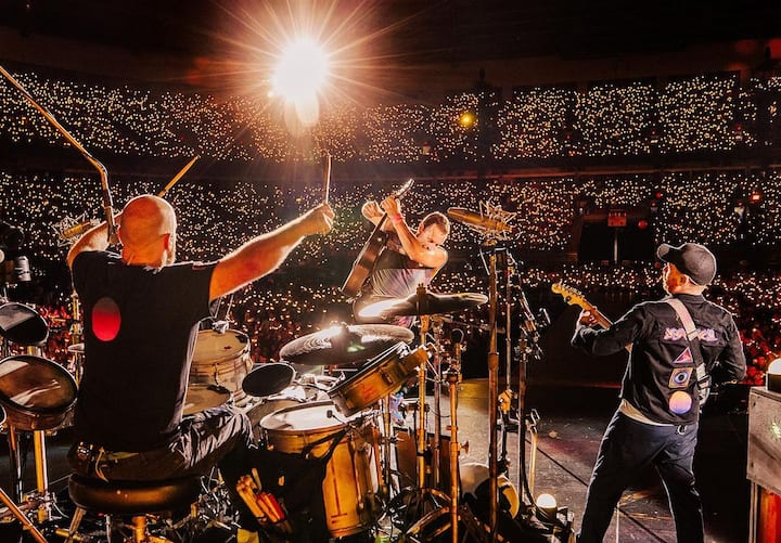 infinity टिकट क्या है? -- कोल्डप्ले कॉन्सर्ट में इनफिनिटी टिकट दर्शकों के लिए एक सरप्राइज की तरह है. दरअसल 2000 रुपये कीमत वाले इस टिकट में खास बात ये कि इसमें सरप्राइज सिटिंग की जाती है. आपके टिकट पर आपको कॉन्सर्ट में कहां पर बैठने की जगह मिलेगी ये सिर्फ कॉन्सर्ट के दिन ही पता चलता है. एक शख्स इनफिनिटी टिकट के दो से ज्यादा जोड़े नहीं खरीद सकता.