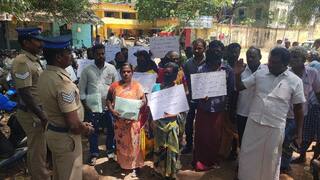 நெடுஞ்சாலைத்துறை ஒப்பந்தத்திற்கு 22 சதவீத கமிஷன்? - போராட்டத்தில் ஈடுபட்ட ஒப்பந்ததாரர்கள்