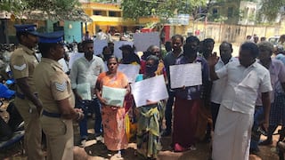 நெடுஞ்சாலைத்துறை ஒப்பந்தத்திற்கு 22 சதவீத கமிஷன்? - போராட்டத்தில் ஈடுபட்ட ஒப்பந்ததாரர்கள்