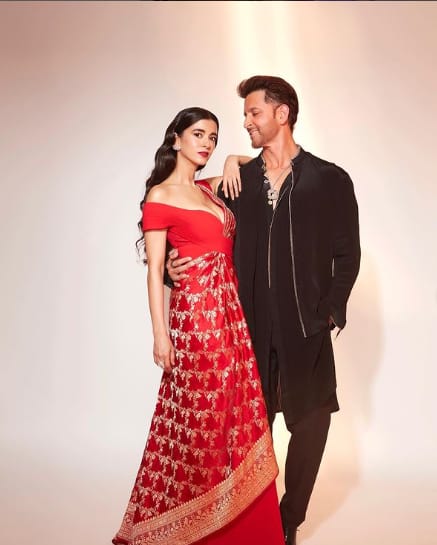 ऋतिक रोशन जहां हिन्दू धर्म से हैं तो वहीं सबा ना ही हिन्दू है और न ही मुस्लिम धर्म से उनका ताल्लुक हैं. उनका असली नाम सबा सिंह ग्रेवाल हैं.