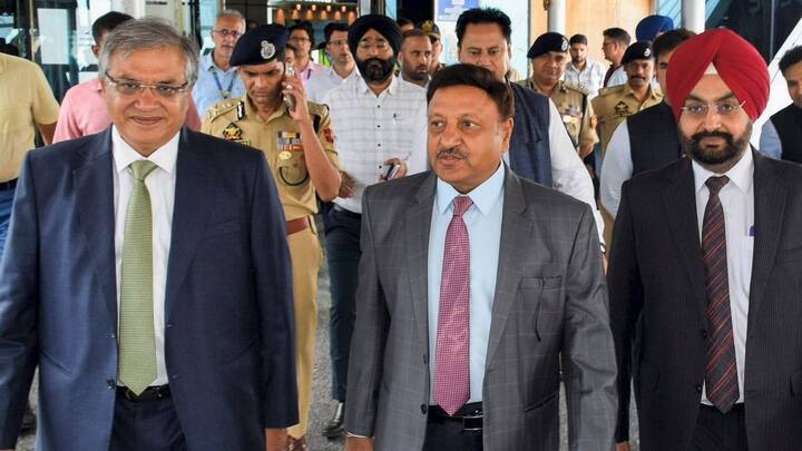 झारखंड चुनावों को लेकर केंद्रीय चुनाव आयोग की तैयारी की ताजा जानकारी सामने आई है, जहां केंद्रीय चुनाव आयोग ने विधानसभा चुनावों की तैयारी को लेकर दो दिवसीय झारखंड दौरा किया है.