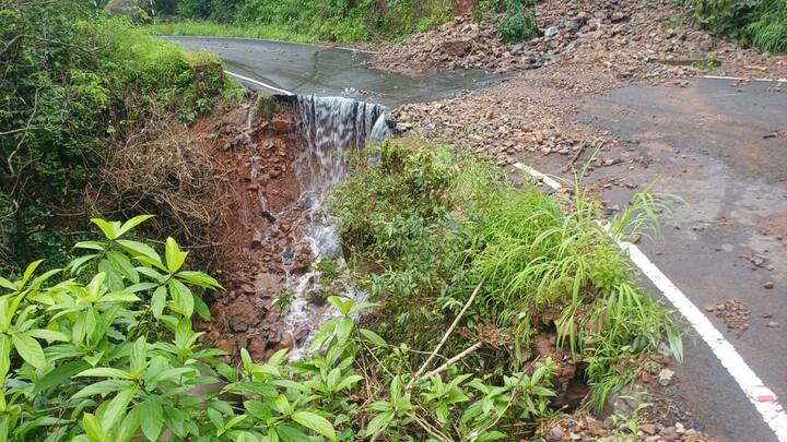 अजूनही ४ ते ५ तास भुईबावडा घाटातील दरड बाजूला करण्यासाठी लागणार असल्याने सध्या कोल्हापूर वरून सिंधुदुर्गात येणारी वाहतूक फोंडा घाट मार्गे वळविली असल्याची माहिती पुढे आली आहे.